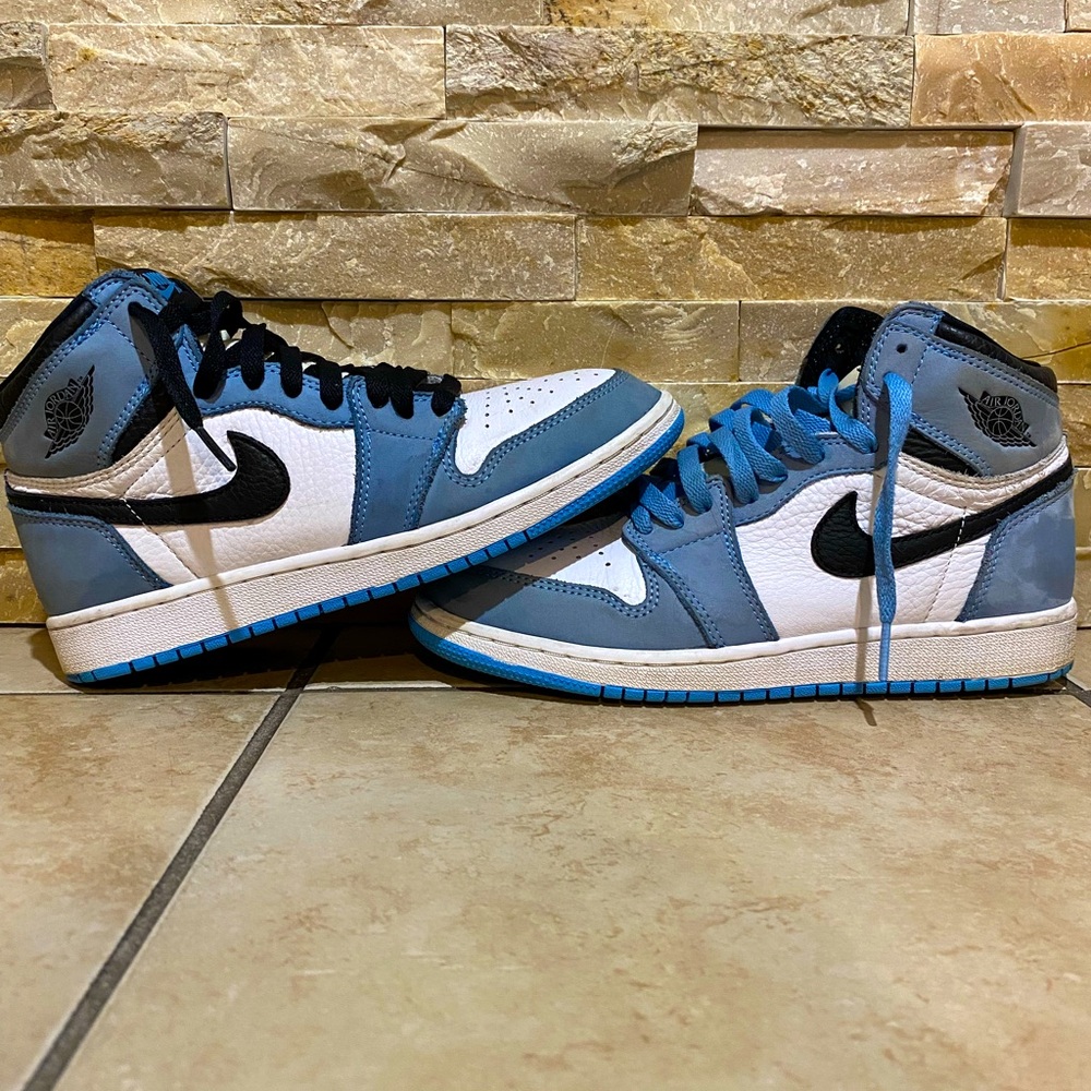 Jordan 1 high university blues size 6.5Y comes w box